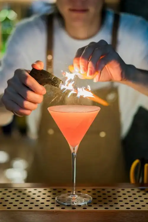 调制鸡尾酒的瞬间 - 王壹土 - 图虫