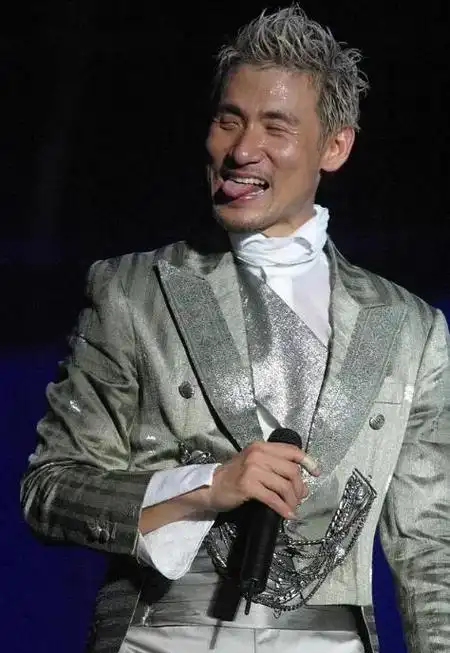 近日,一场音乐盛宴上发生了一幕令人揪心的场景,音乐传奇张学友在演唱