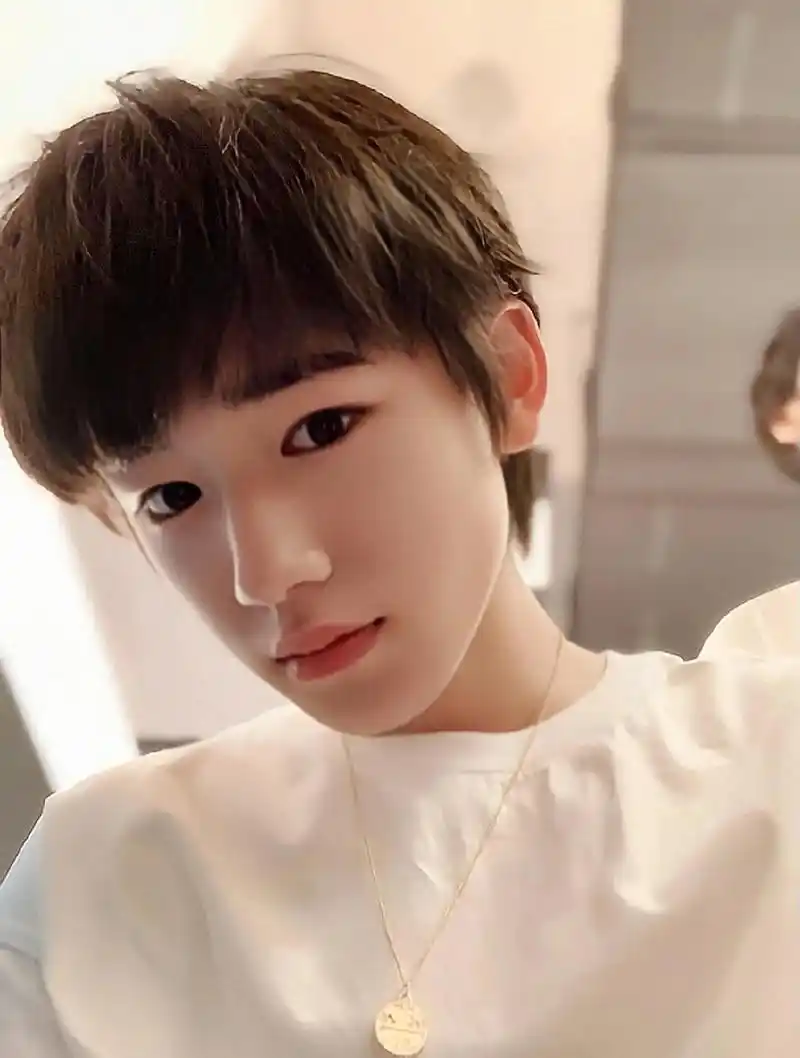 宋亚轩绝美图片 - 抖音