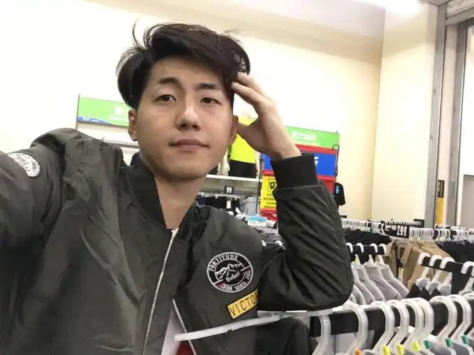 男人的自拍丑得一言难尽