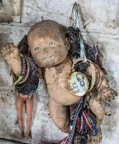 惊悚!墨西哥荒岛悬吊成千上万诡异玩偶