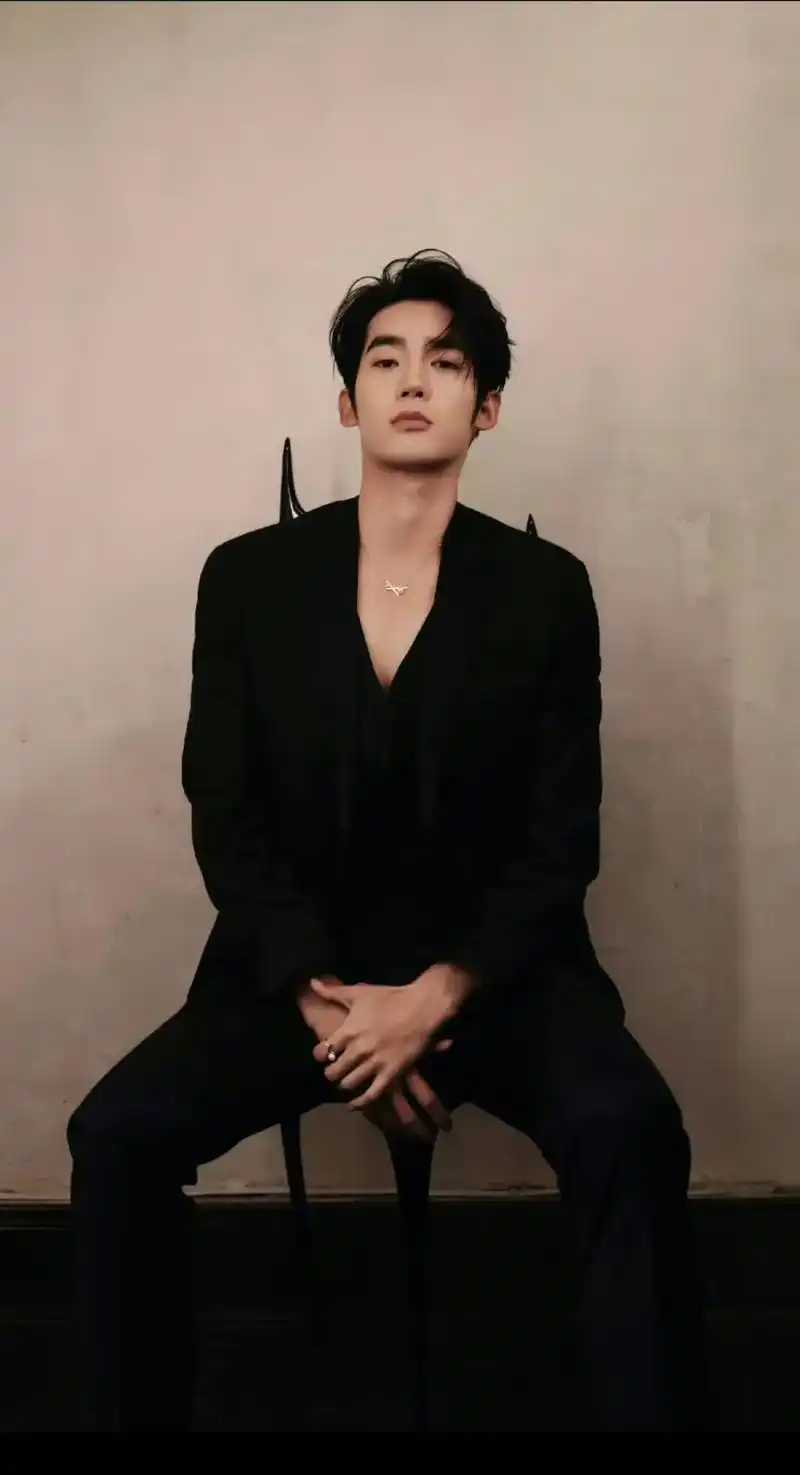 "适总浑身上下都是宝"#于适 #腹肌 #一眼沦陷 #西装杀  - 抖音