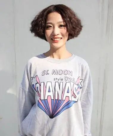 中分短发玉米须烫发发型中分的头发梳往两边,玉米须烫发发型贴着发顶