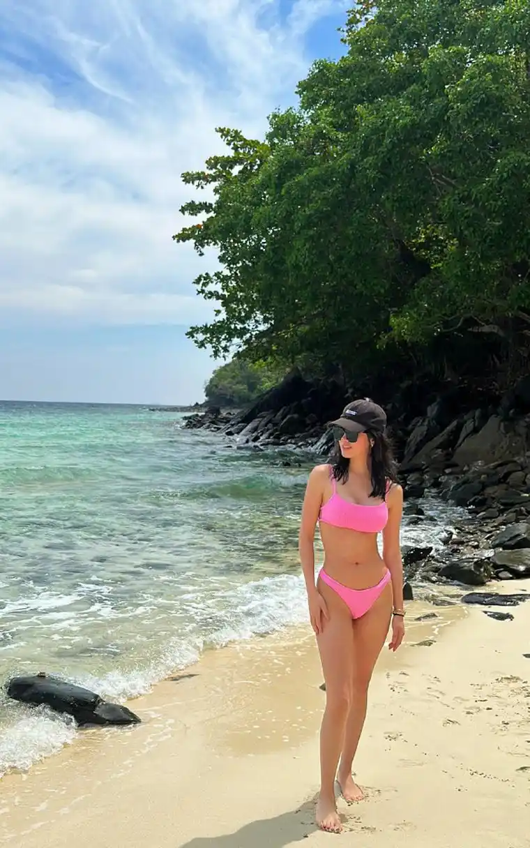 杨采钰粉色泳装照,大秀性感辣妹身材,凹凸有致,景美人更美!