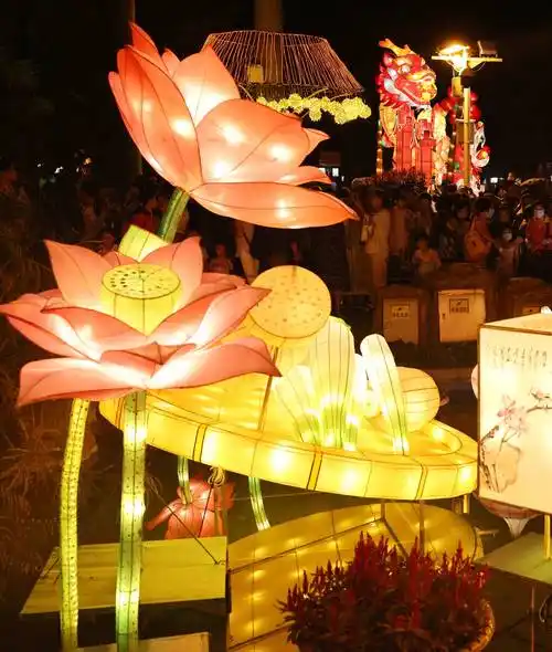 《上元灯彩图》描绘明朝中晚期的花灯盛景,古画里五光十色的彩灯缀满