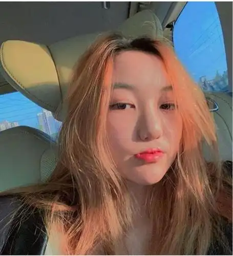 李嫣首晒全脸照眼神像极妈妈王菲