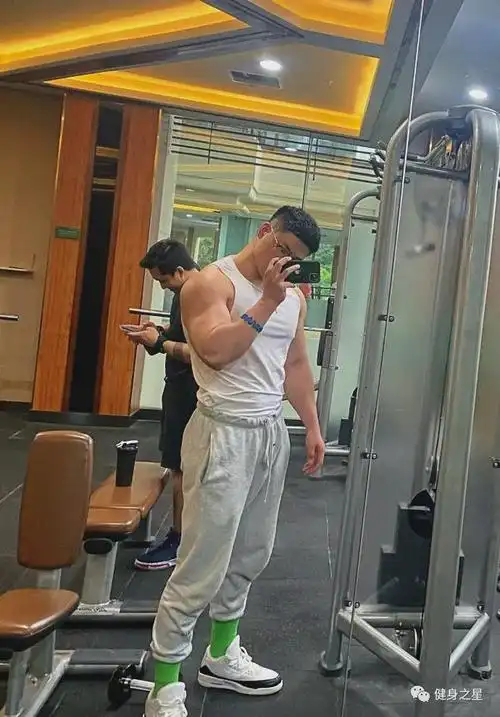 想必也是很有安全感要是有这么一位肌肉男友恰恰好是大多数人都能接受