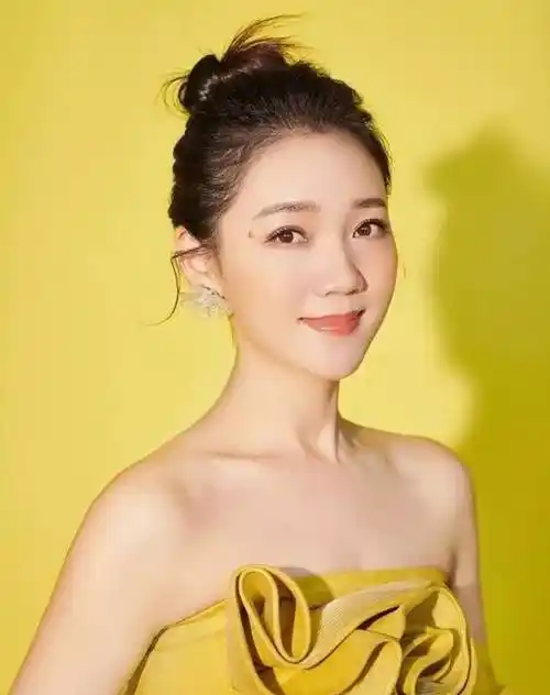 原创主持人周群和网红薇娅同框亲密合影反遭网友批评身高也有争议