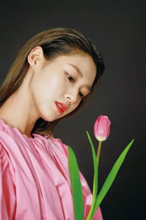 当金雪炫身穿一件纯粉色的连衣裙的时候整个人瞬间化