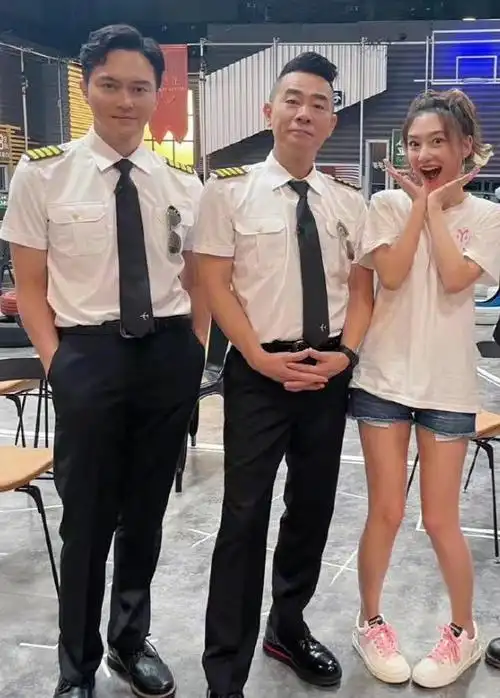 近日,一名网友在日本福冈偶遇了郑伊健和蒙嘉慧夫妇,素颜亮相,穿着