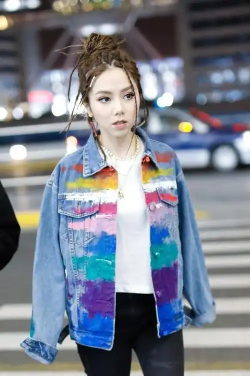 皮裤专业户邓紫棋摆脱旧印象她的八款早春穿搭又潮又时髦