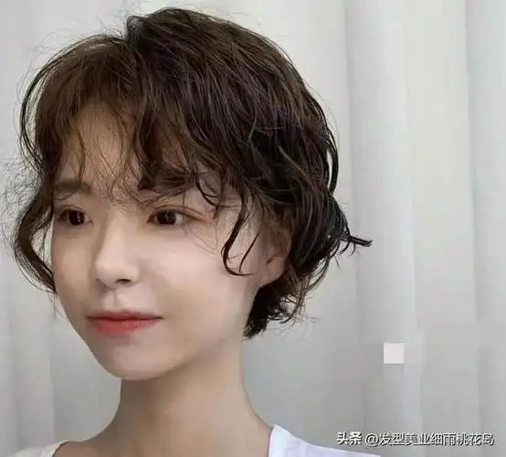 这款超短烫发也非常适合春夏季节,好打理又超显脸小,满满的日系感短发