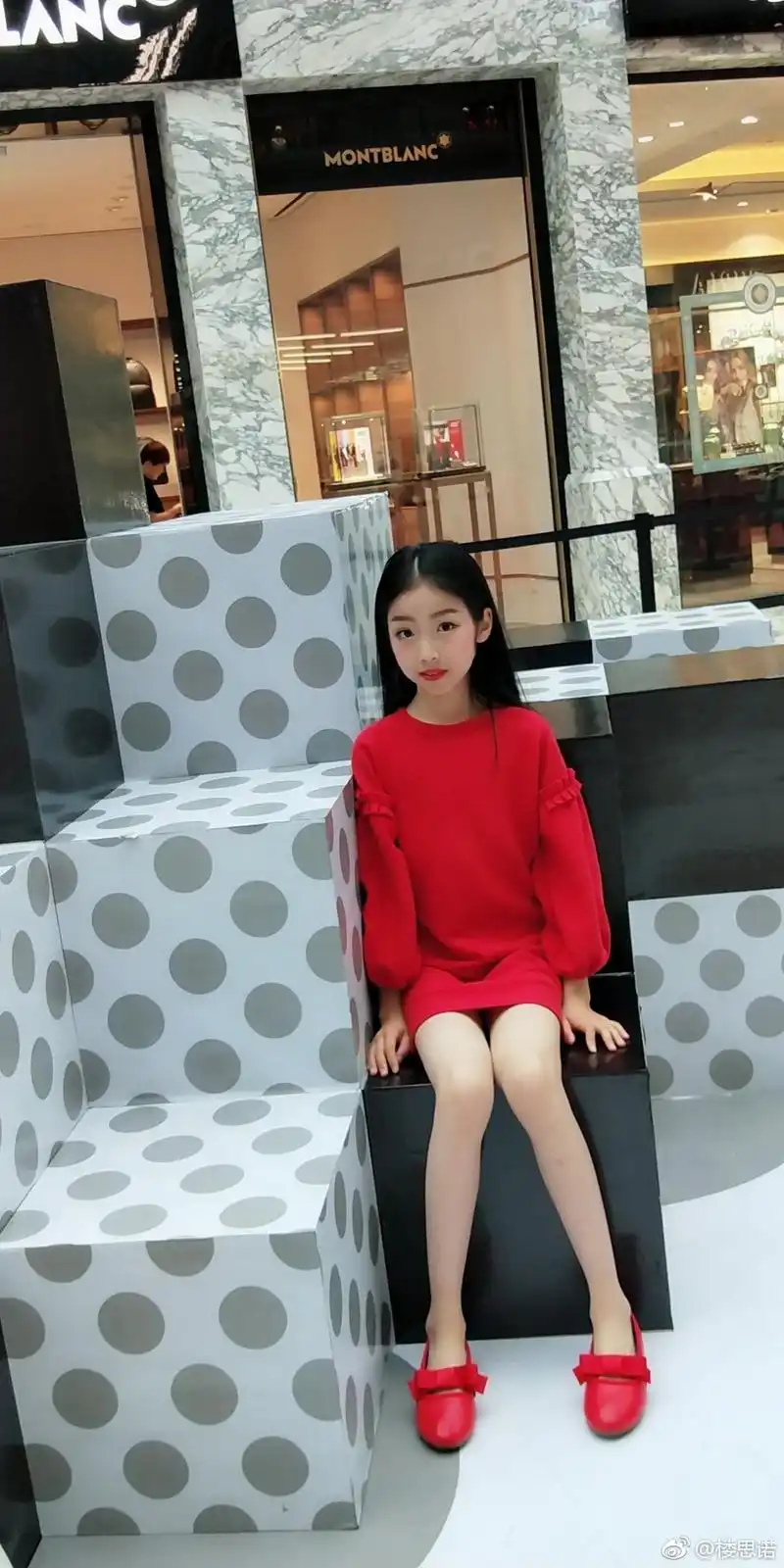 组图:11岁女童当模特入韩女团惹争议 私照甜美打扮成熟