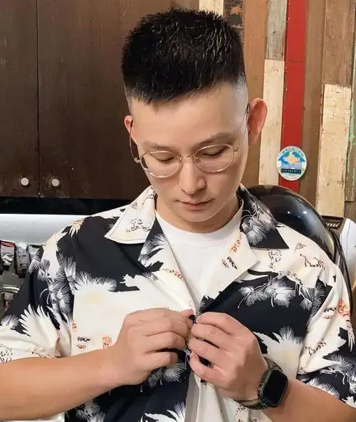 两边剃光的板寸男生两边剃光发型潮流帅气