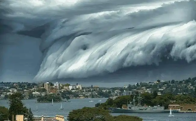 世界最强海啸,巨浪高524米,顷刻间粉碎4千万平方米内所有建筑!