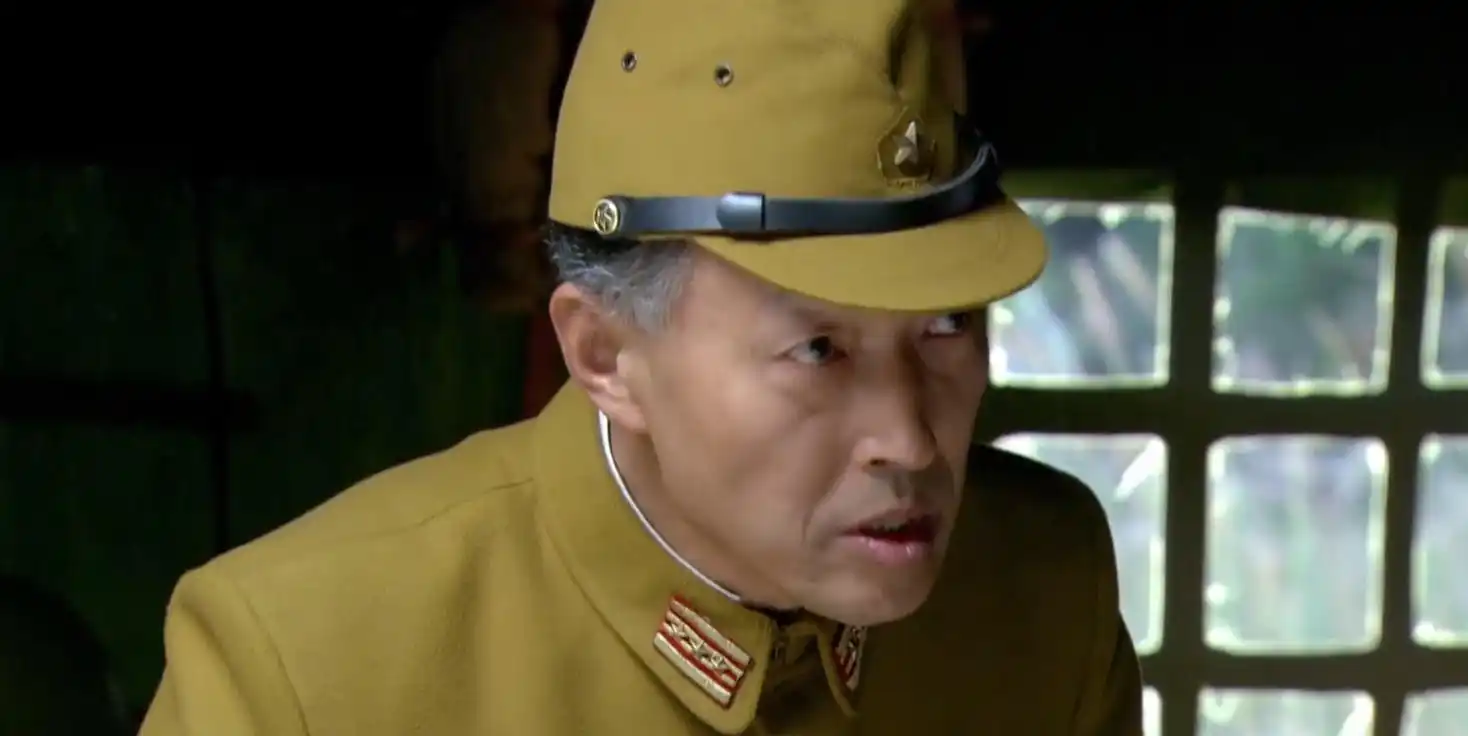 鬼子大佐开坦克,不料小伙100手榴弹造神器,一招团灭鬼子!