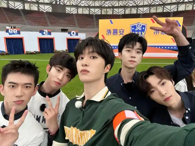 奔跑吧全员晒团队合照#奔跑吧白鹿范丞丞周深李晨晒团队合照!