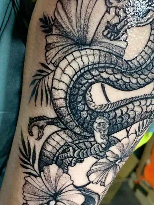 龙纹身女孩昆明纹身