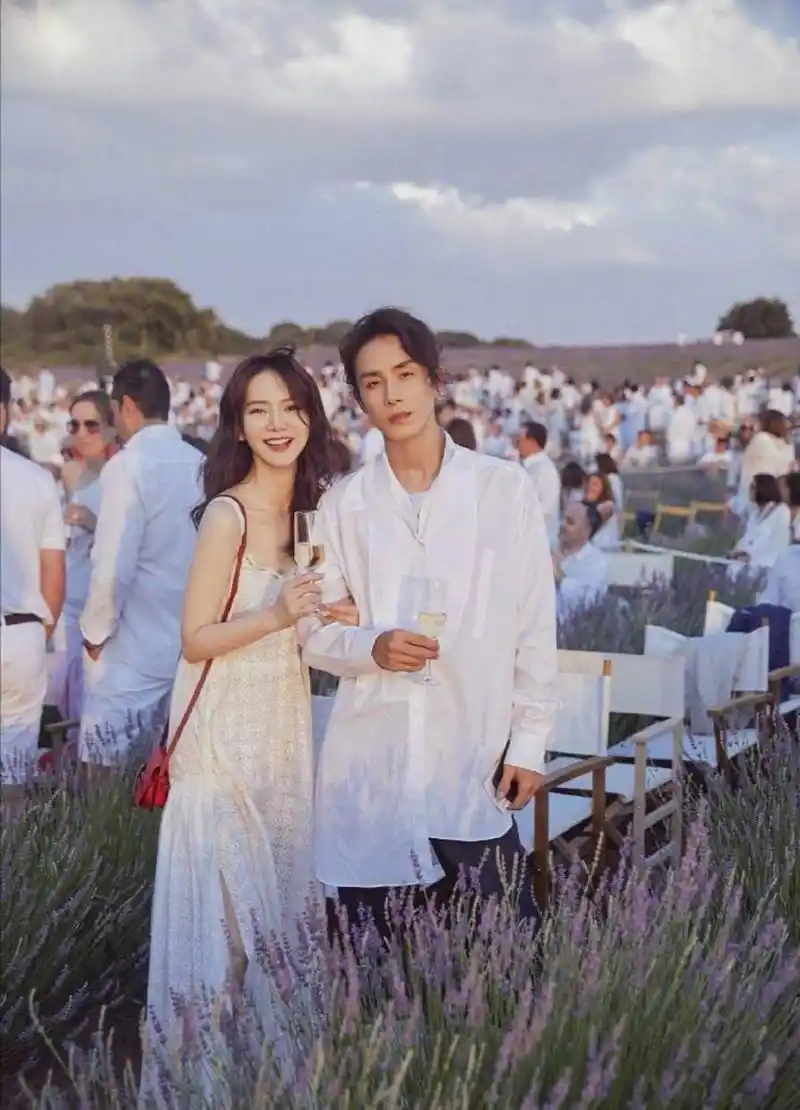 8日,李承铉在微博晒出一对婚礼小熊玩偶的照片庆祝与戚薇结婚七周年