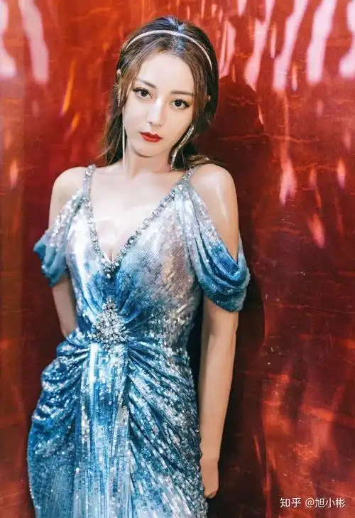 we can see a pretty girlwho________(call)迪丽热妈,再一次骚凹瑞