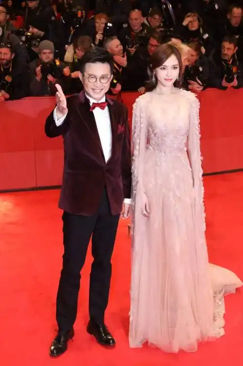 唐嫣携手通灵珠宝ceo沈东军盛装亮相第67届柏林电影节开幕红毯