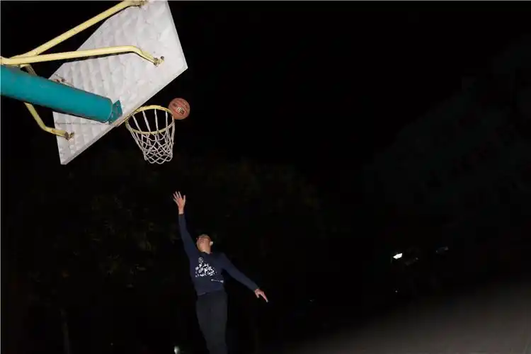 2018年10月10日晚,北京朝阳区望京,潘龙飞在小区里打篮球.