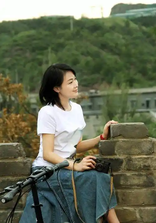 51岁刘若英才是"气质"美,穿白衬衫搭配半身裙,素颜也出众_白色_感觉