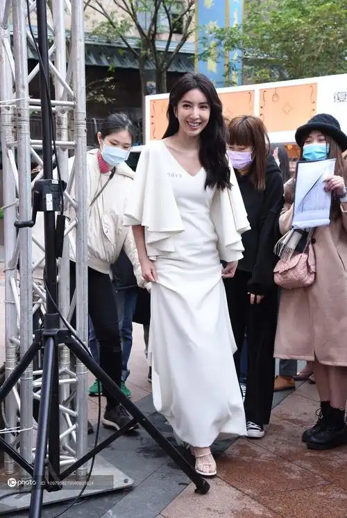 独家杨谨华出席保养品牌一日店长活动