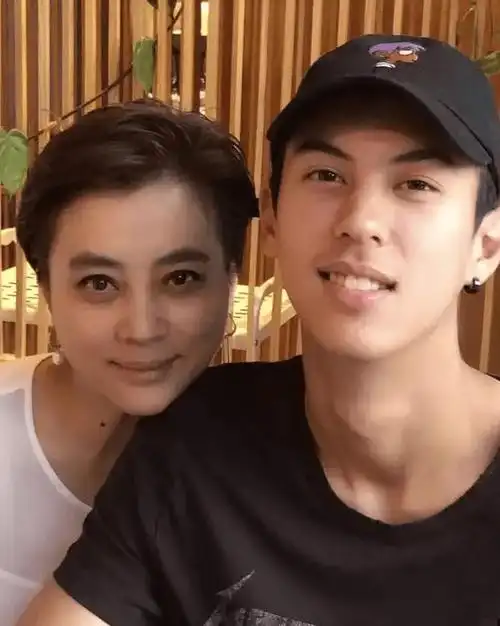 李玲玉和丈夫一度对他们被分手的事置之不理,但看着境况愈演愈烈