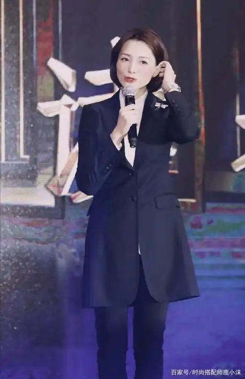 央视主持人董卿现身,穿西装配蝴蝶胸针精致得体,妆发淡雅显气质