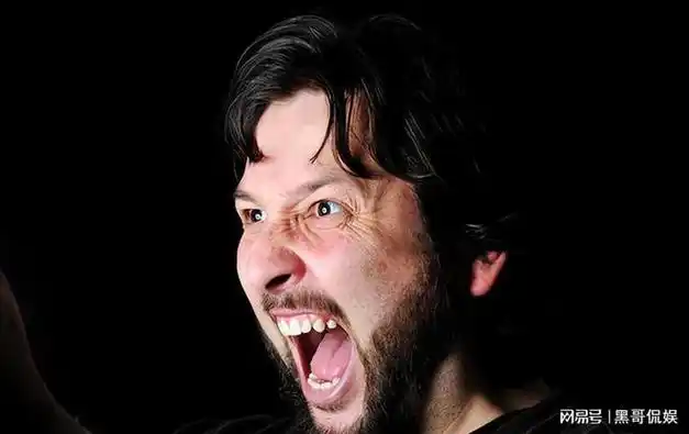 男孩见我一副凶神恶煞的模样,挣脱开女儿的手就跑出了房门,女儿此时也