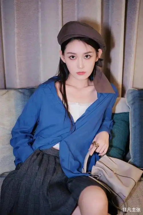 蒋依依包揽我蓝色衬衣穿搭灵感简单搭配又显嫩