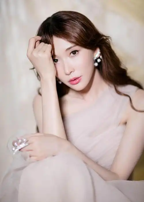 林志玲穿粉色柔纱裙超温柔搭配风铃花耳环夏日气息满满