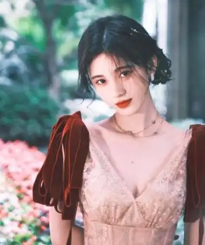 鞠婧祎,被媒体赞誉为"4000年美女",转型全能型女艺人