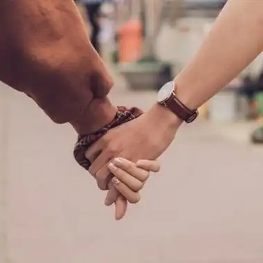 牵手头像真人一对两张情侣头像图片大全两人手牵手情侣手牵手一前一后