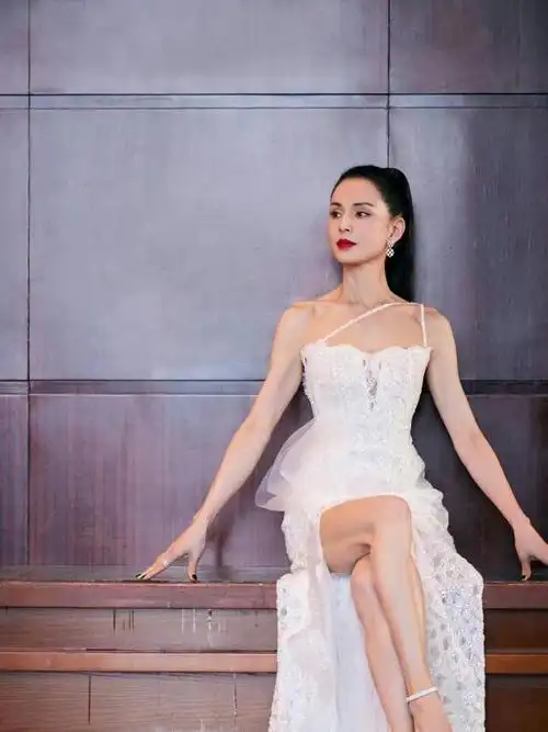 李若彤是逆龄女神穿一袭白裙配高马尾手臂肌肉太吸引眼球