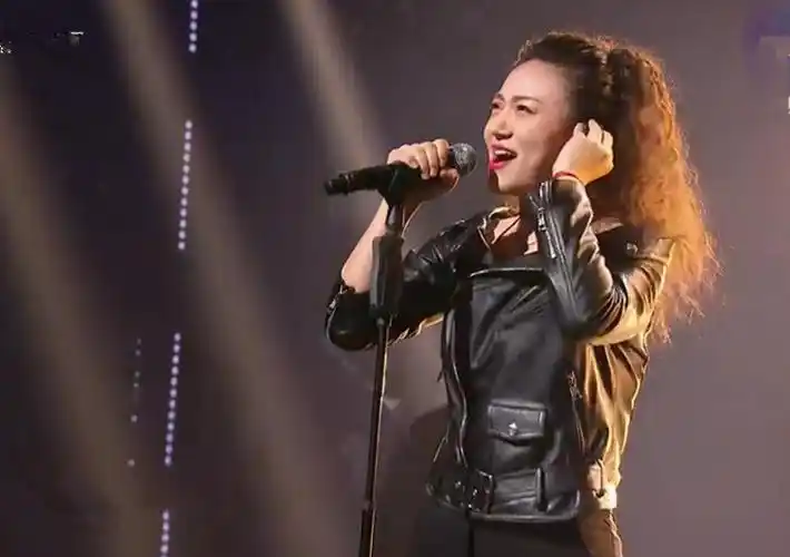 中国好声音落幕:她输了冠军,但她的舞台时尚却让人赞不绝口!_刘郡格