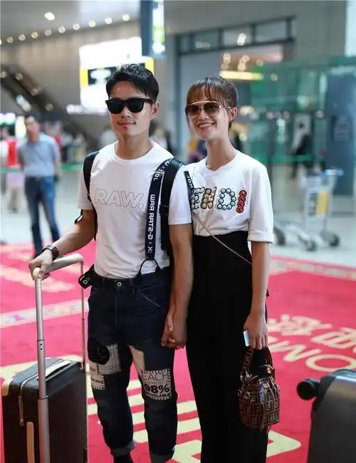 蓝盈莹和男友曹骏手牵手现身机场,俩人如影相随甜蜜度满分