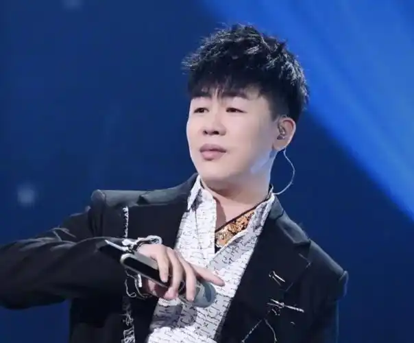 39岁胡彦斌被曝新恋情,和靓妹约会深夜散步回家,女方神似周冬雨