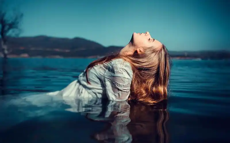 下载1280x800 在水中的悲伤女孩 壁纸, 图片
