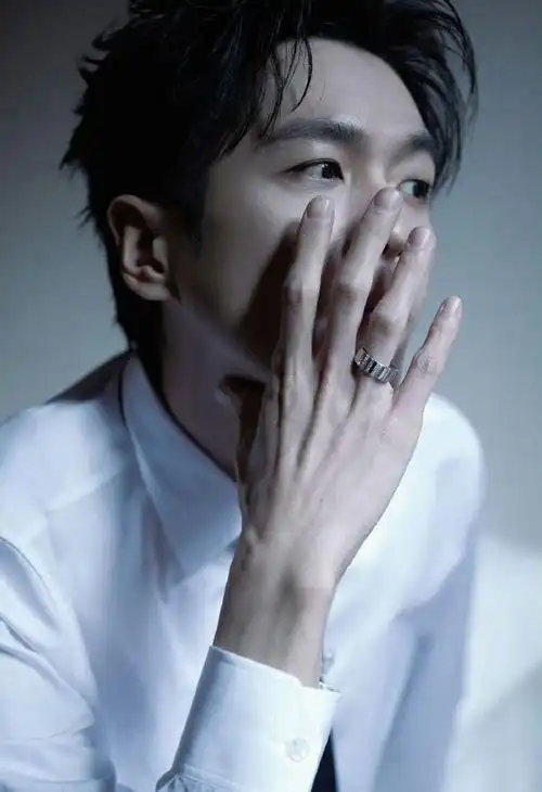 好看,不仅颜值演技优秀,连手都长的骨骼分明的,张若昀真的浑身上下都