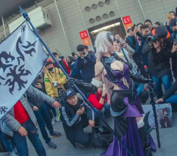 美女游戏主播大魔王惊艳cos黑贞粉丝担心不冷吗