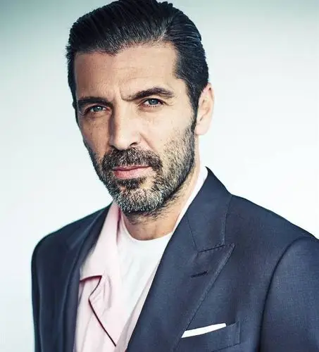 布冯接受采访演绎极致魅力中年大叔愿意和大巴黎再续约一年