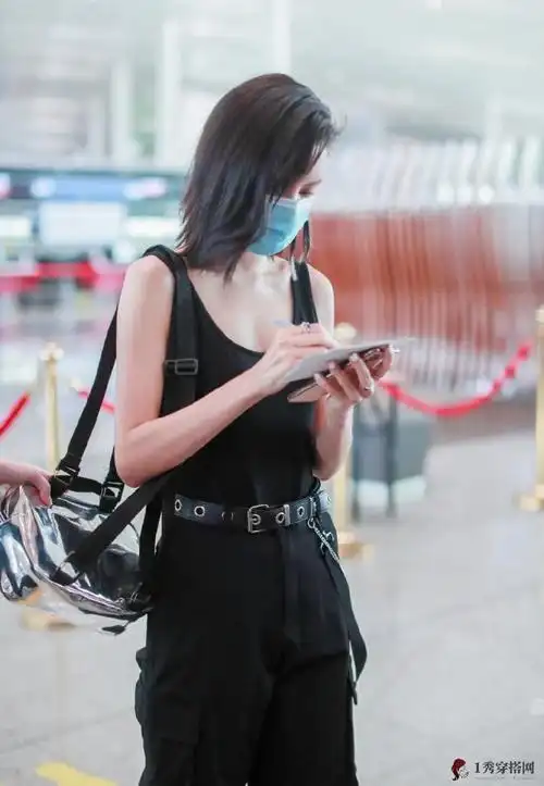 张予曦最新穿衣搭配 黑色背心搭配工装裤 网友:真惊艳