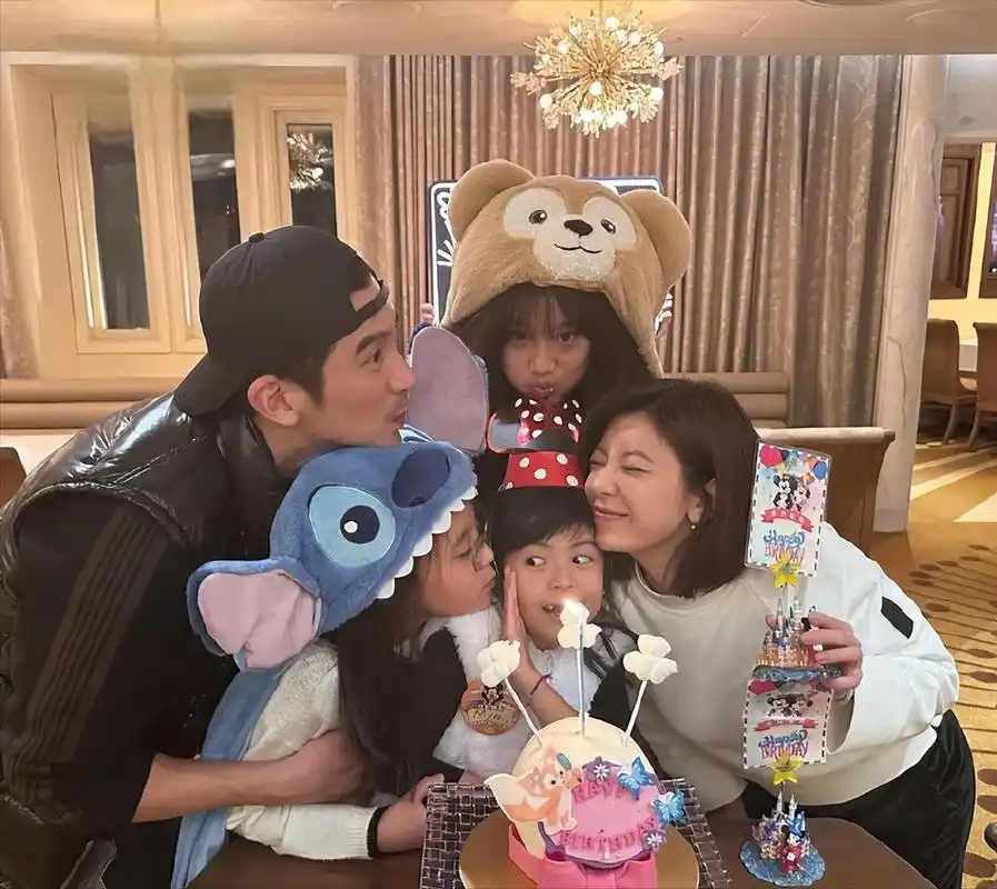 贾静雯修杰楷一家游迪士尼 贾静雯,修杰楷携三位可爱的女儿亮相某机场