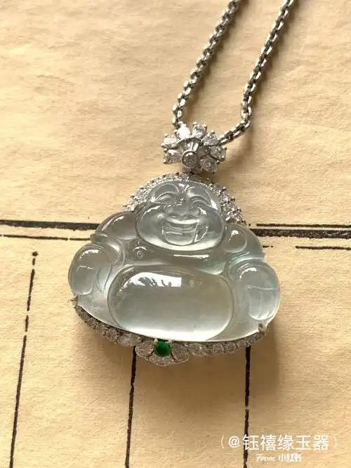 超好看的一款翡翠冰玻种佛公吊坠上身美美