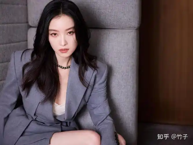 倪妮最新妆造灰西装搭配黑珍珠简直美极啦!