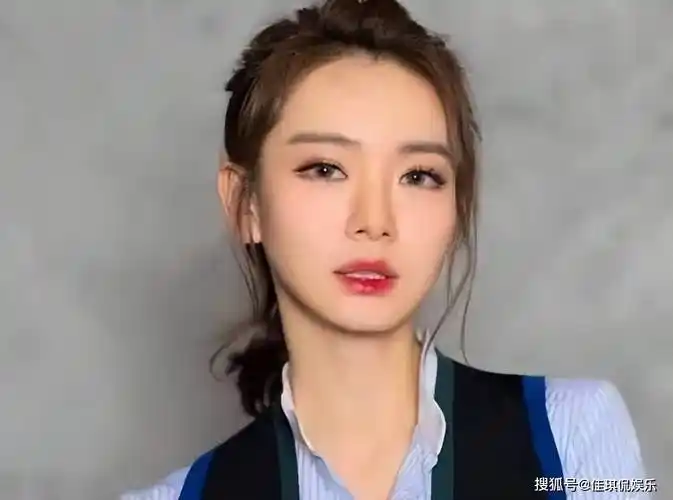 戚薇早期出道照片流出,年轻时走清纯可爱路线,第一眼被惊艳到了_少女
