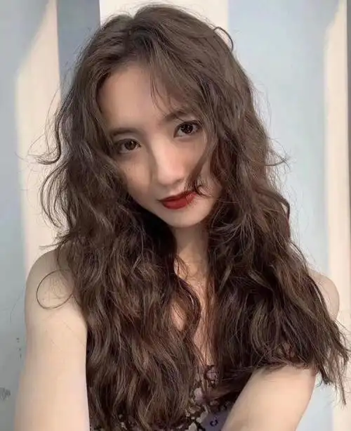 女生法式自然卷发打造妩媚迷人气质