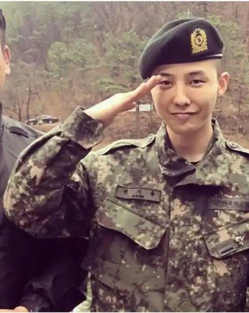 权志龙入伍军人装合集分享,这么帅气的兵哥哥去哪里找55军队里的小